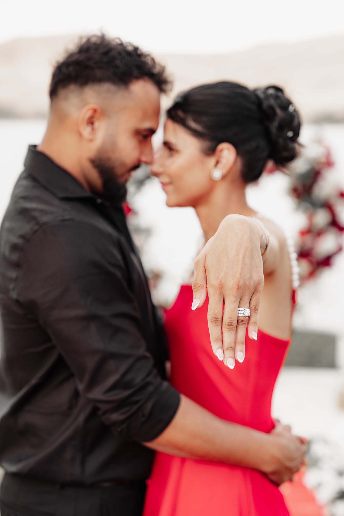 Retrato cercano de boda con detalle del anillo
