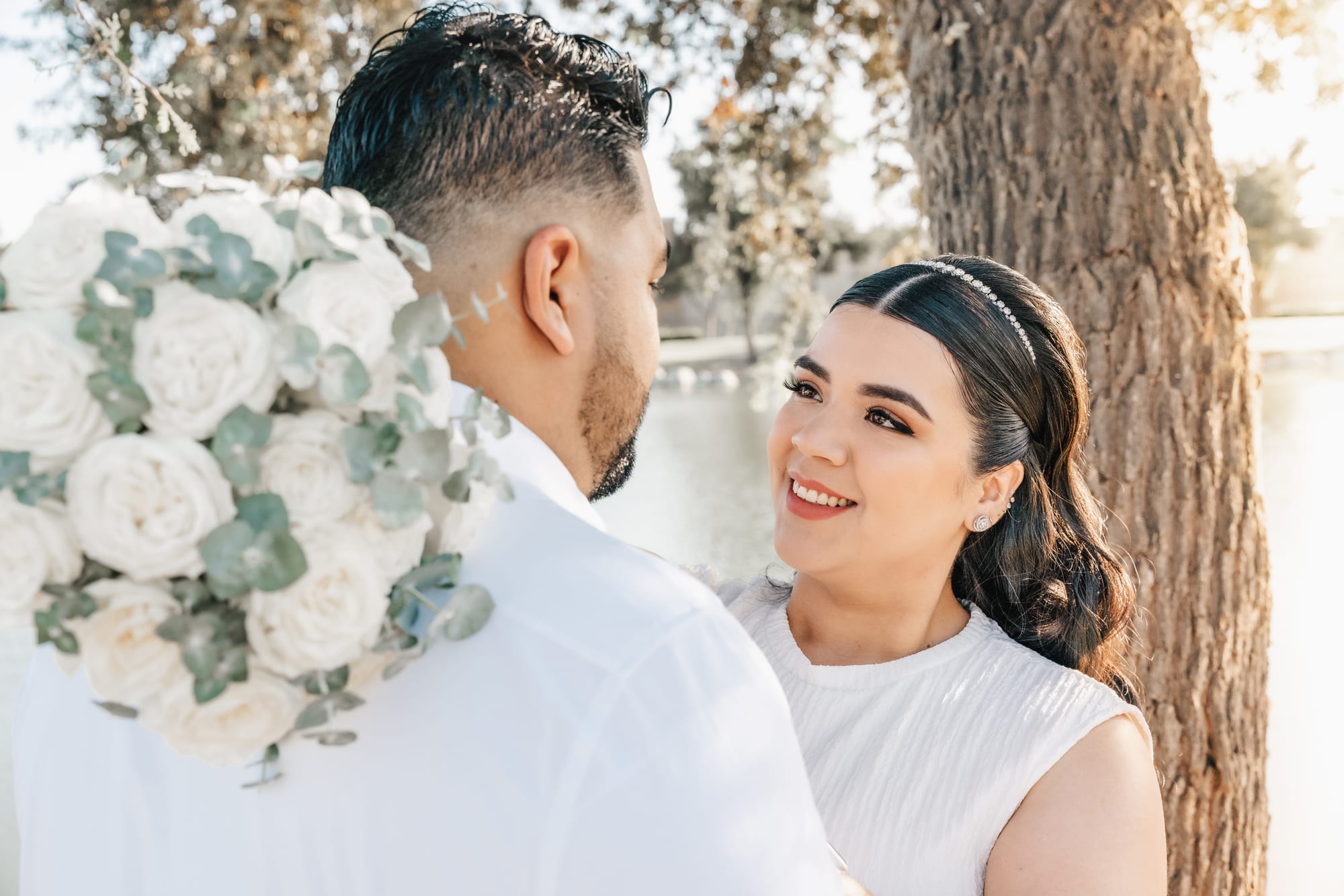 Novia sonriendo con detalle del ramo