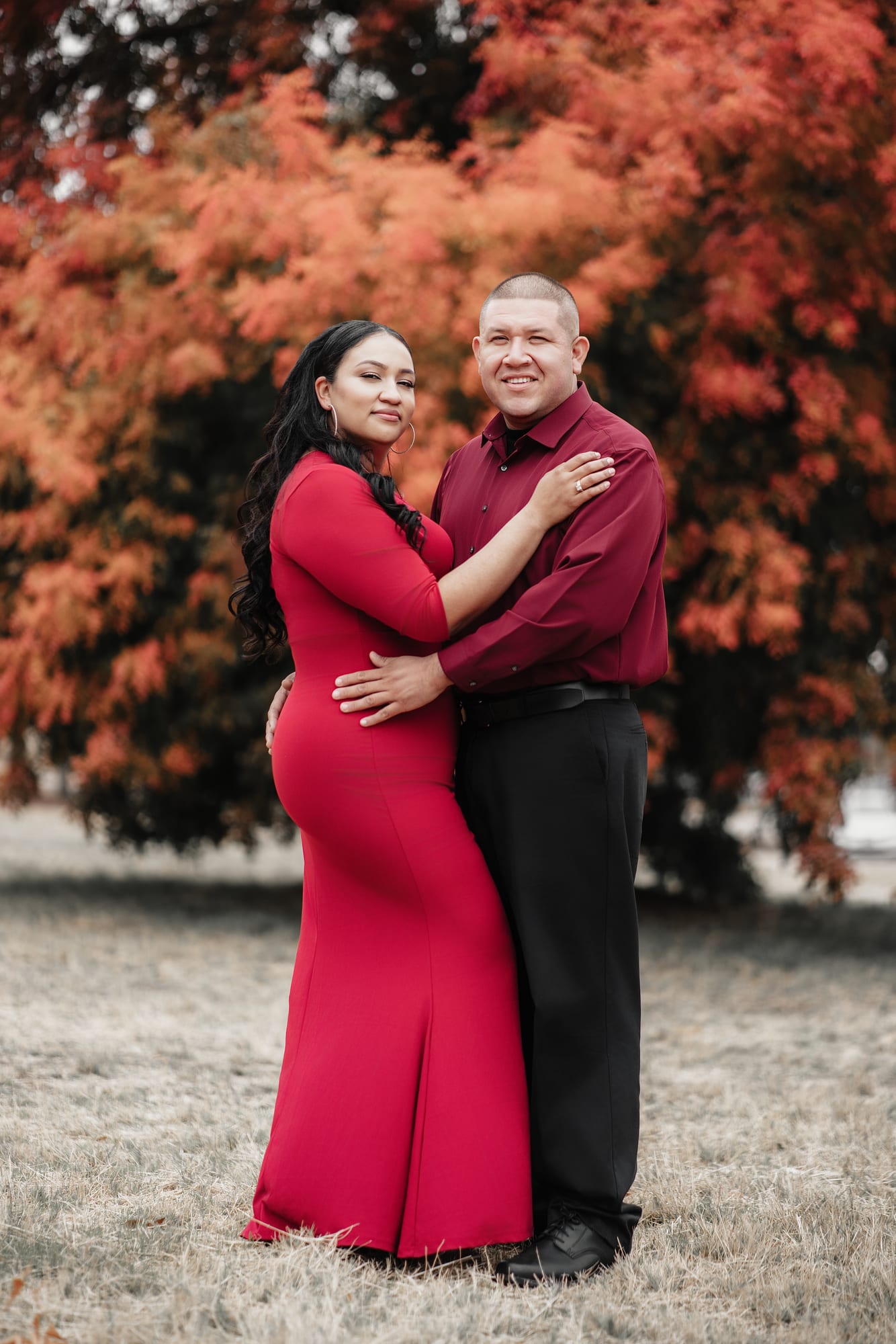 Retrato de pareja con tonos cálidos de otoño
