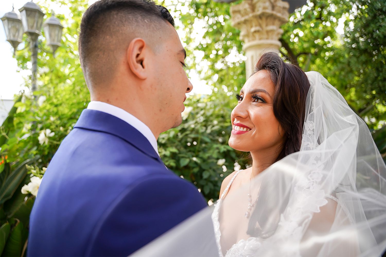 Novios en una boda en Bakersfield por Johan Studio